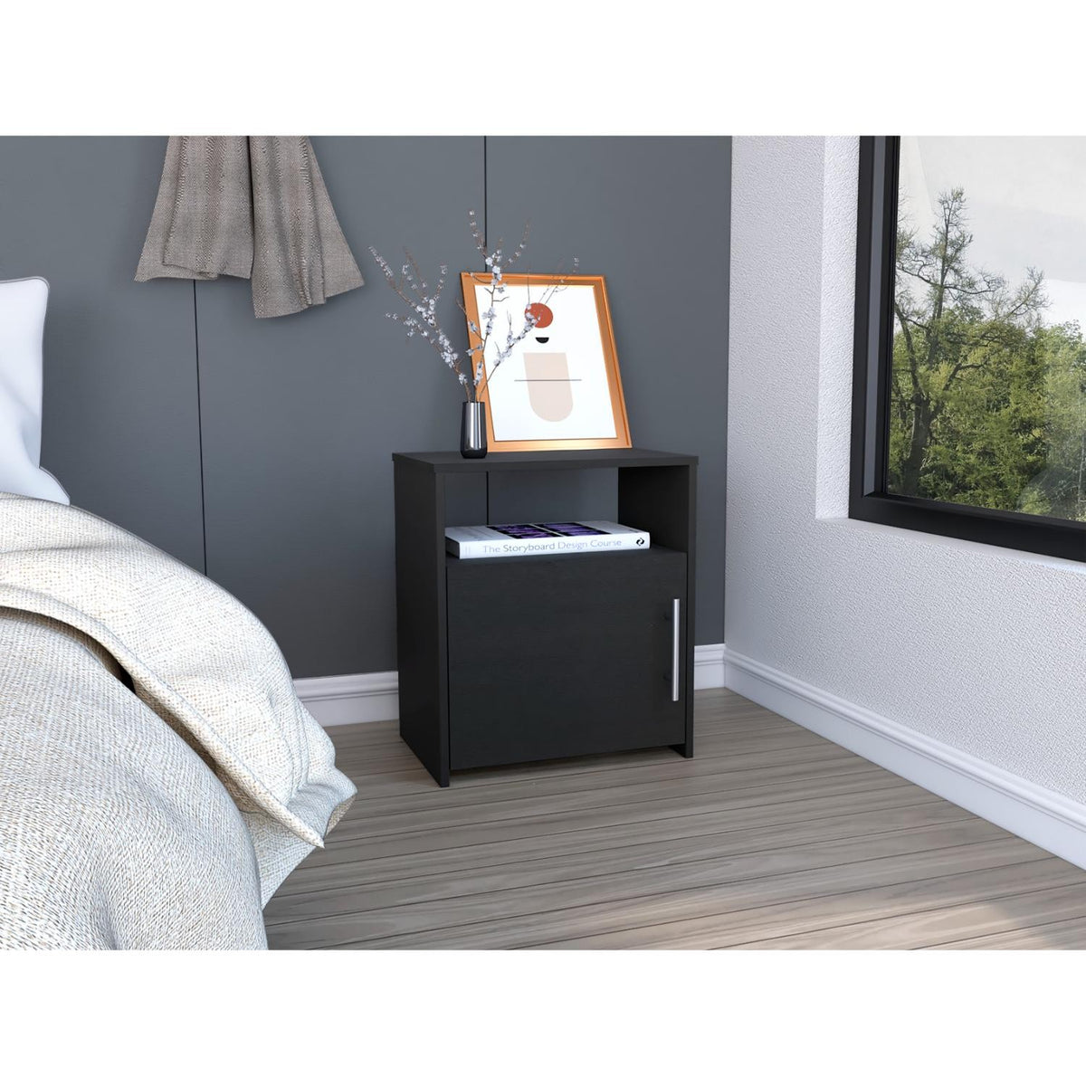 Mesita de noche Nordico de 50 cm, wengué, en ambiente – TUHOME