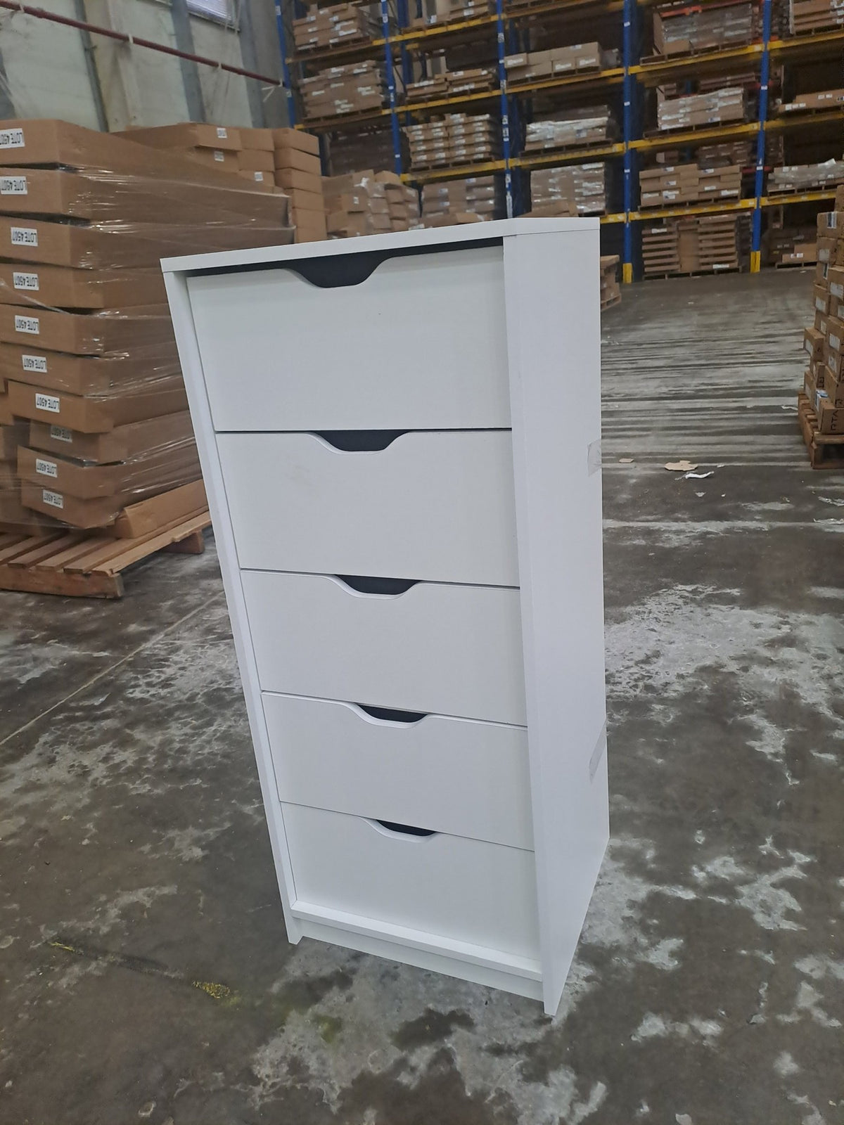 Cómoda Basilea Narrow de 45 cm con 5 cajones, blanco, foto real – TUHOME
